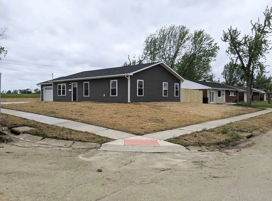 300 Crosswell Ave — Photo 2