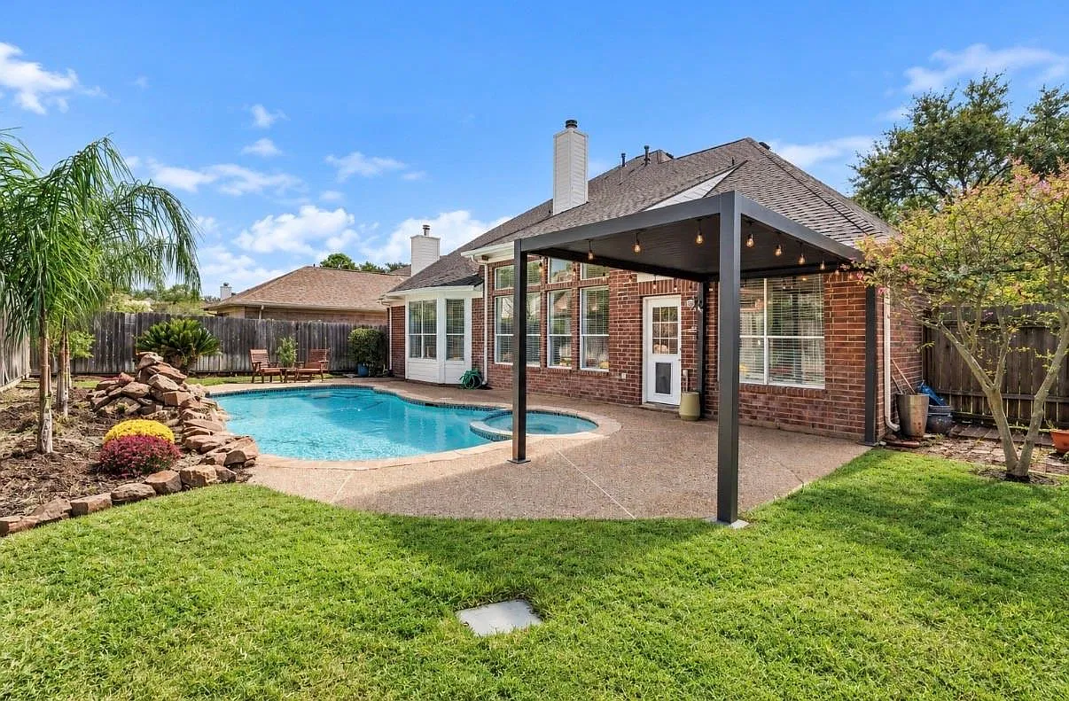 4 bed, 2.5 bath, 3305 sqft, $3,900 — Photo 4