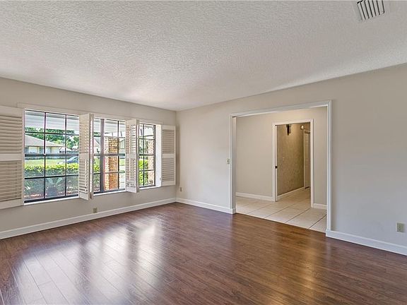 4th image of 9209 Leswood St