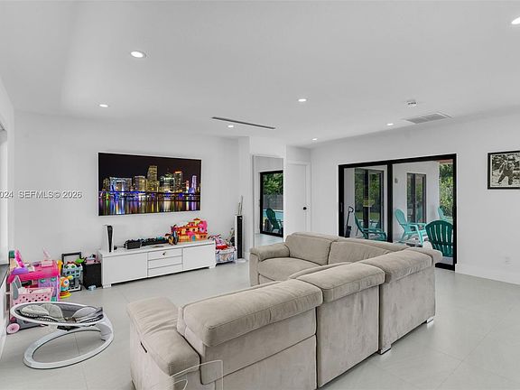 4th image of 11243 SW 174th Ter