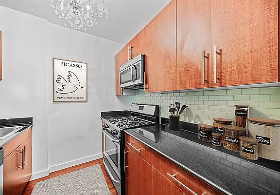 4th image of 100 John St #1918