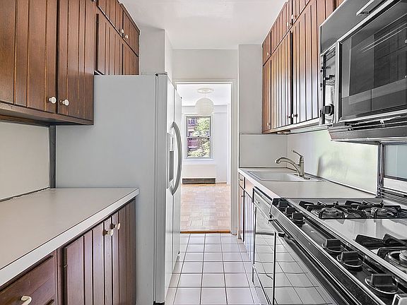3rd image of 525 E 86th St APT 4G