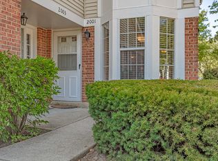 2001 Quaker Hollow Ln, Streamwood, IL 60107