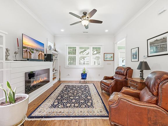 4th image of 1109 Duke St.