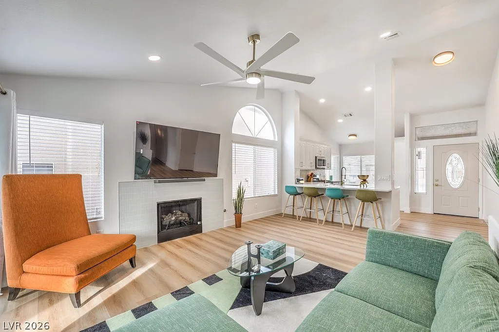 3 bed, 2.0 bath, 1263 sqft, $3,995 — Photo 1