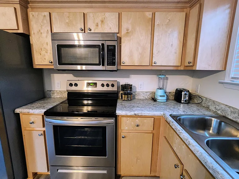 1023 W Blount St — Photo 13