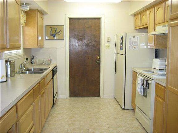 3rd image of 2740 Duncan St