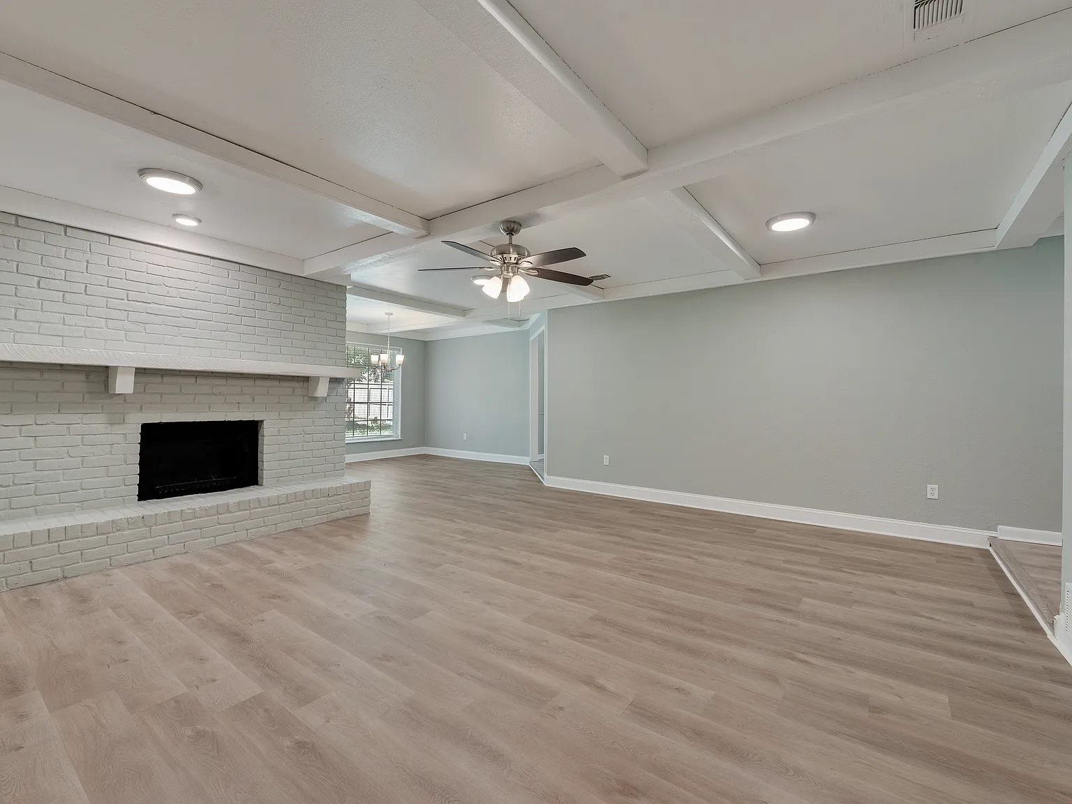 3 bed, 1964 sqft, $2,299 — Photo 4