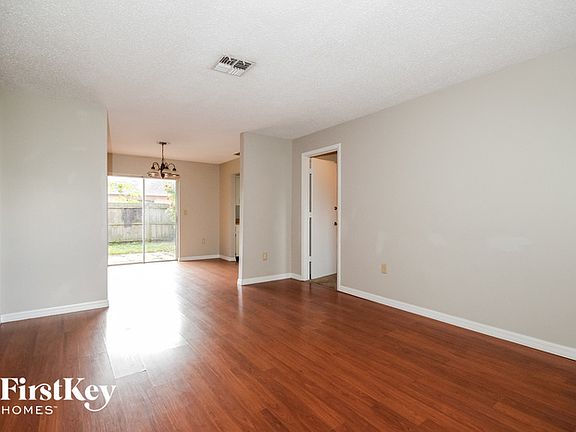 3rd image of 895 Willow Ln W