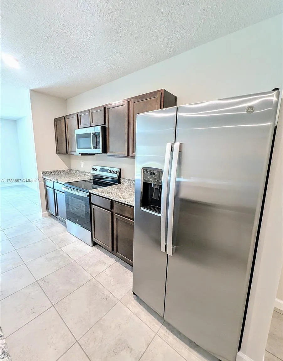 3 bed, 2.0 bath, 1529 sqft, $2,249 — Photo 2