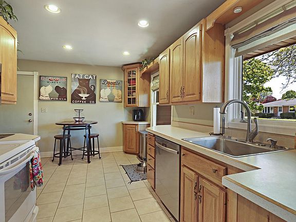 4th image of 3225 Buckingham ROAD