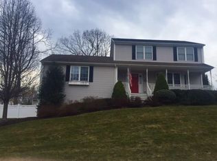 28 Gilcrest Dr, West Warwick, RI 02893