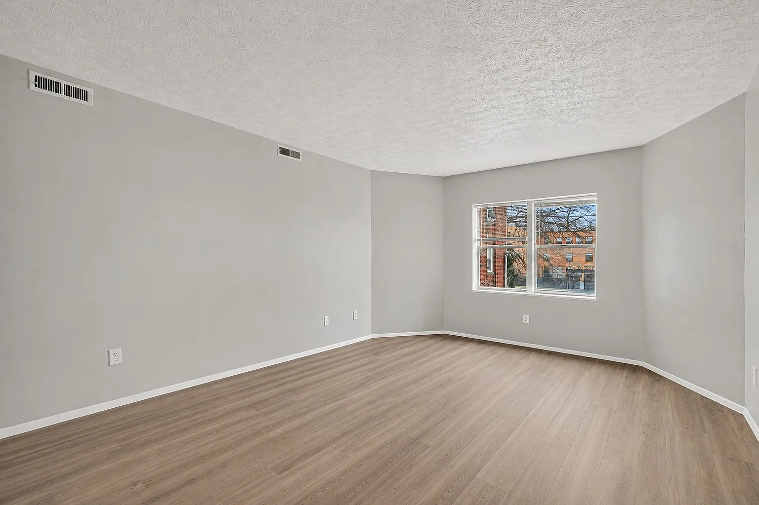 1 bed, 800 sqft, $995 — Photo 2