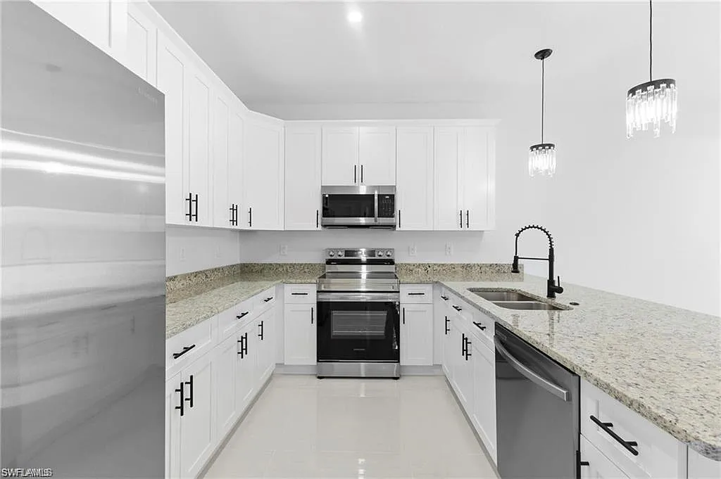 3 bed, 2.0 bath, 1300 sqft, $2,000 — Photo 4