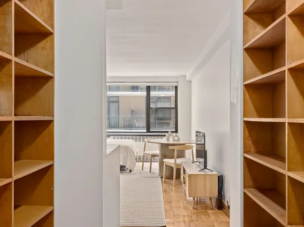 209 East 56th Street image 4 of 8