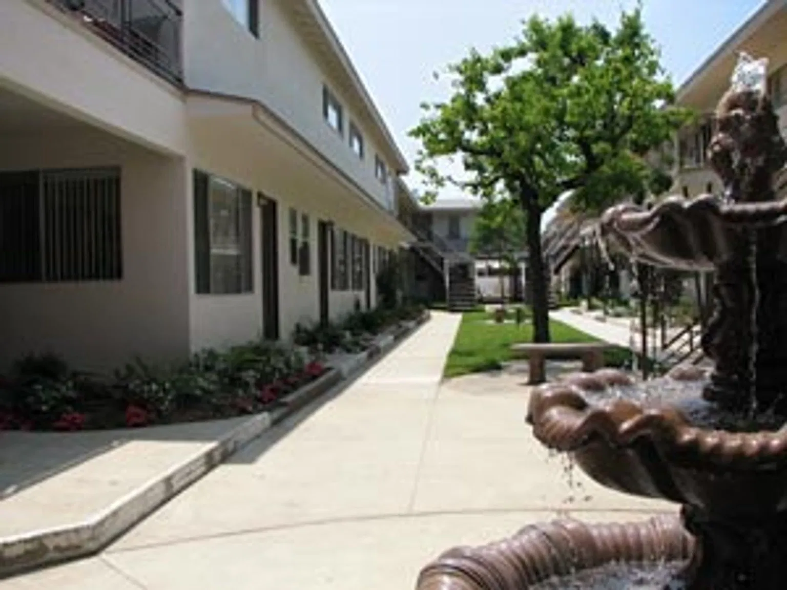 Courtyard Apts — Photo 3