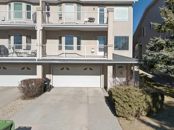 320 S Sierra Morena Grn SW, Calgary, AB T3H 3H8