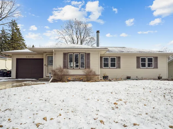 212 Country View Dr, Hudson, IA 50643