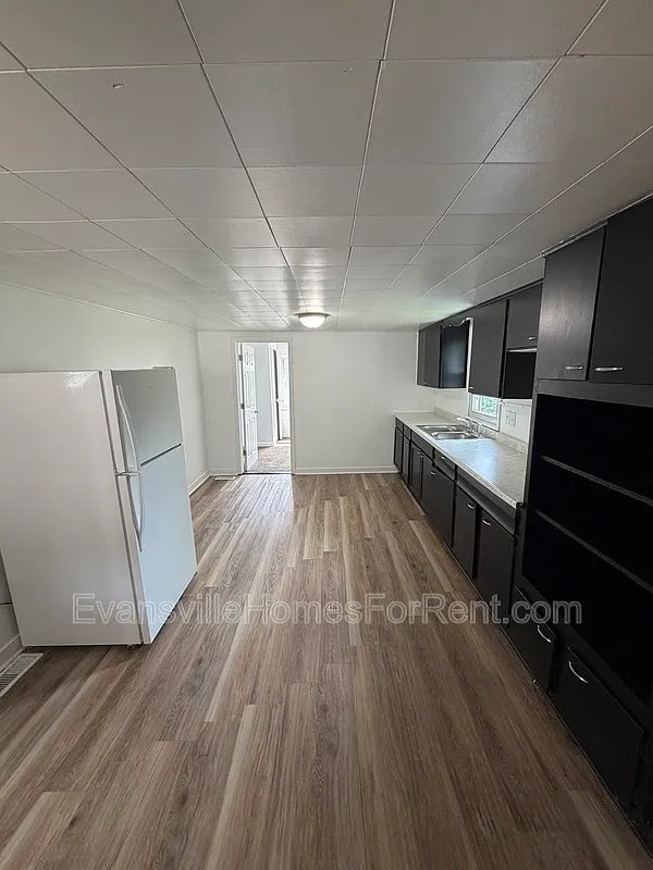 4 bed, 1.0 bath, $1,250 — Photo 2