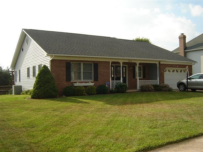 1st image of 1204 Glastonbury Way