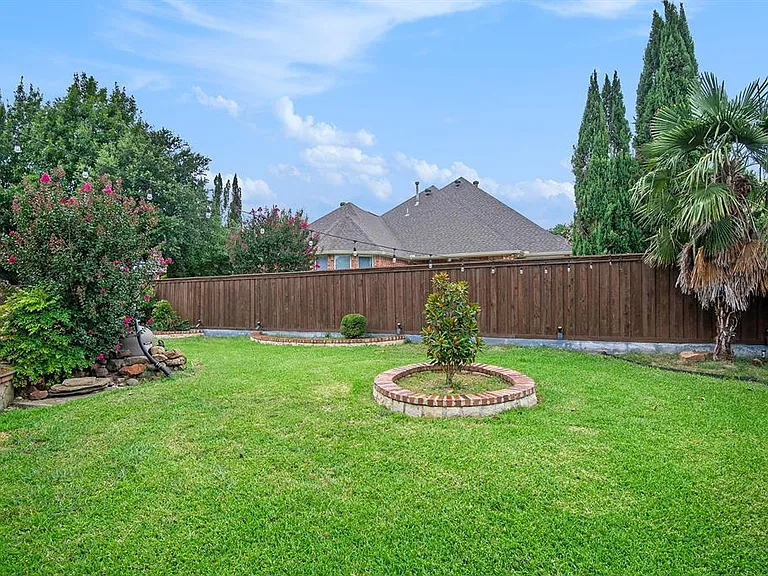 6925 Katherine Ct — Photo 13