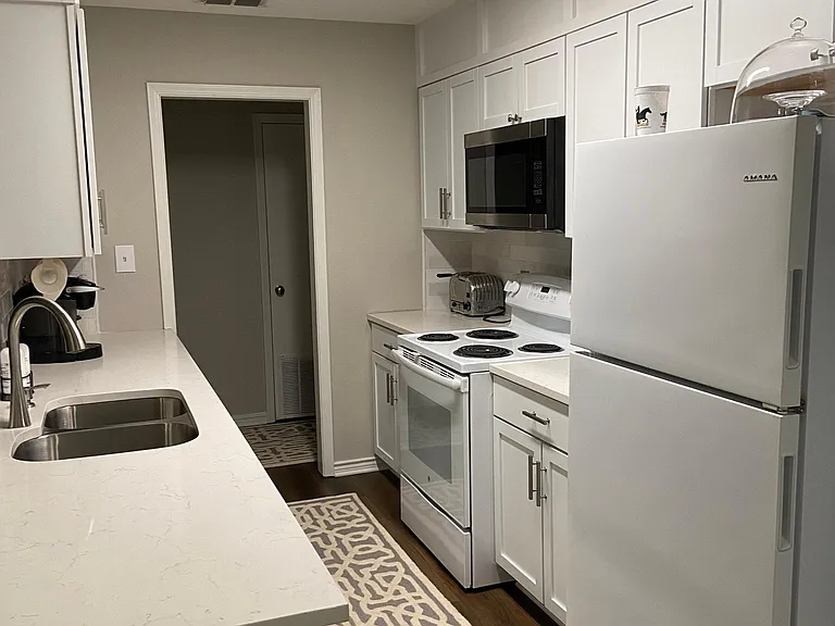 2805 Delta Dr — Photo 2