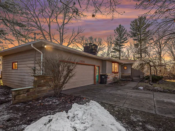 1320 54th St SE, Kentwood, MI 49508