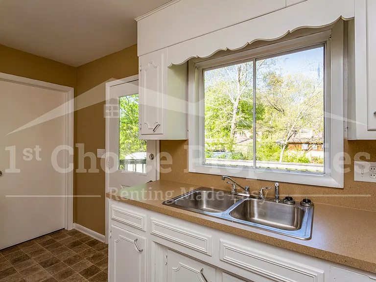 1332 Lake Ln NE — Photo 6