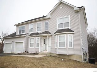 103 W Meadow Wind Ln, Newburgh, NY 12550