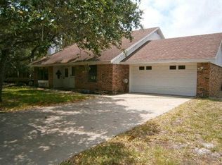 1805 Encina Dr, Rockport, TX 78382