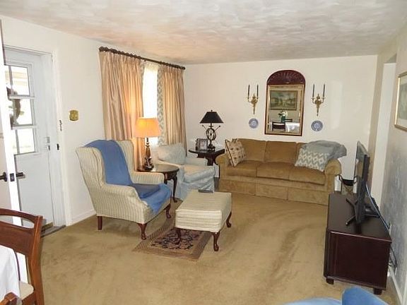 3rd image of 552 Lebanon Manor Dr