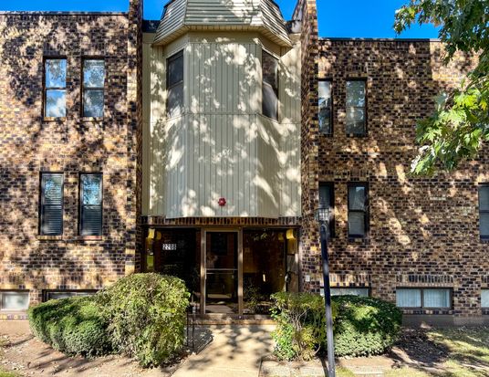 2208 Country Club Dr APT 2, Woodridge, IL 60517