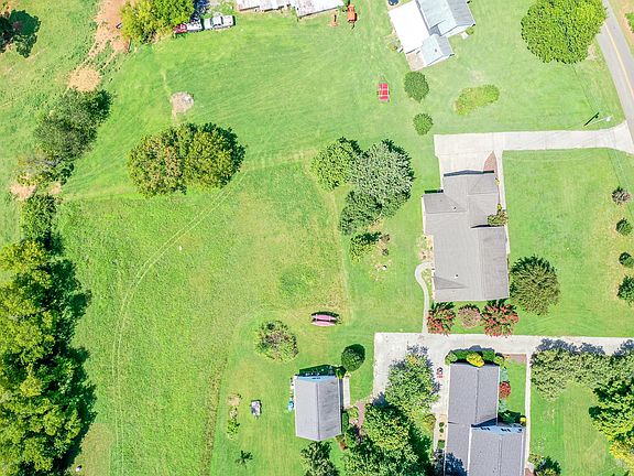 5th image of 809 Bert Garner Ln