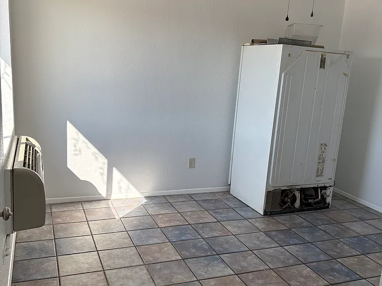 2423 Lester Ave #2 — Photo 2