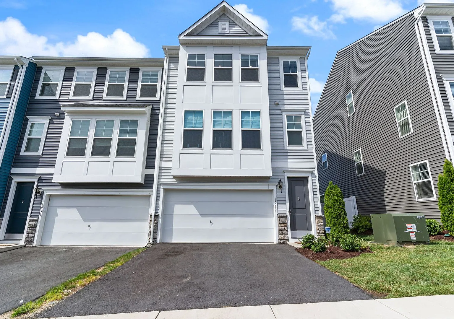 Stunning End-Unit Townhome near Quatico Marine Core Base. — Photo 2