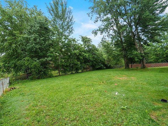 5th image of 634 Woodbine Pl