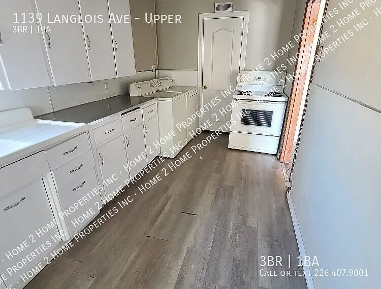 Large Upper three-bedroom unit in Walkerville — Photo 3