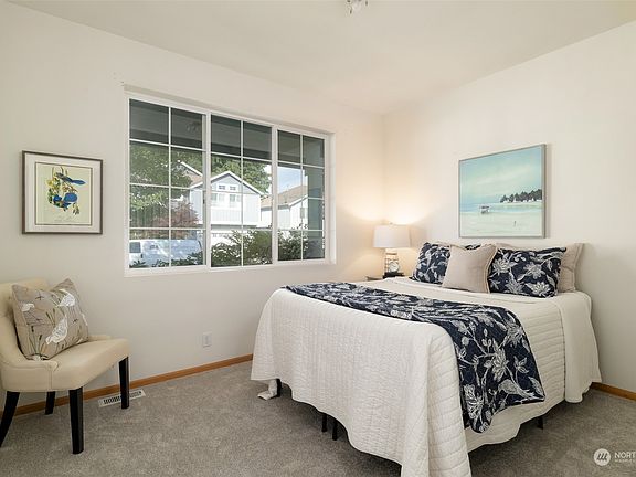 4th image of 18113 Mount Walker Drive NE