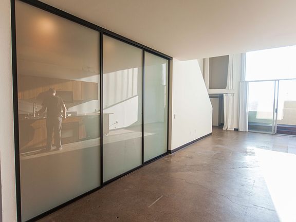 3rd image of 941 W Hawthorn St APT 3
