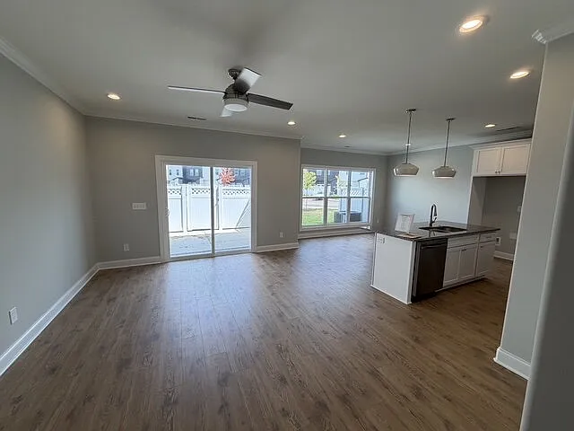 3 bed, 2.5 bath, 1776 sqft, $2,499 — Photo 3