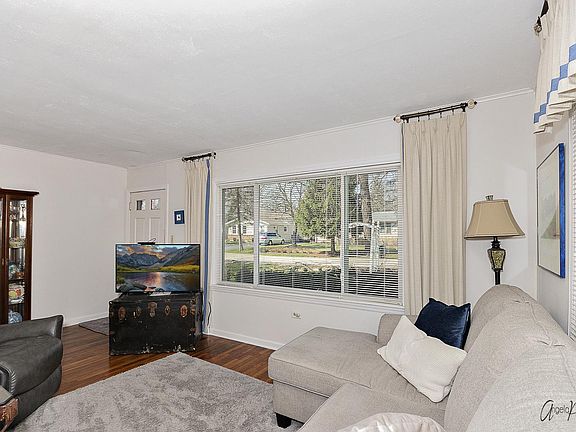 5th image of 553 Hillcrest Ter #555