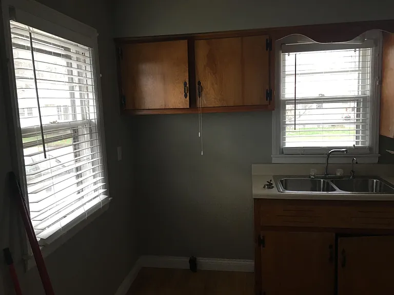 1516 Clairview Dr — Photo 2