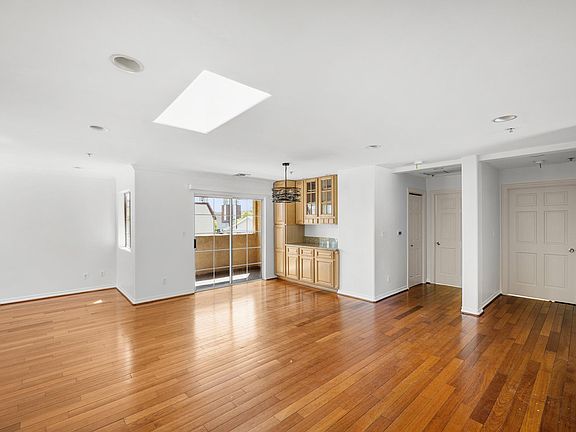 4th image of 617 E Tujunga Ave #201
