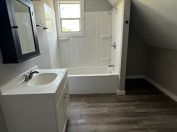 4th image of 806 Broad St #4