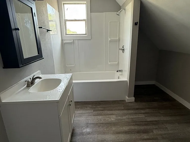806 Broad St — Photo 4