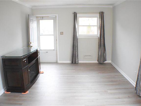 3rd image of 2921 E Malden Ave