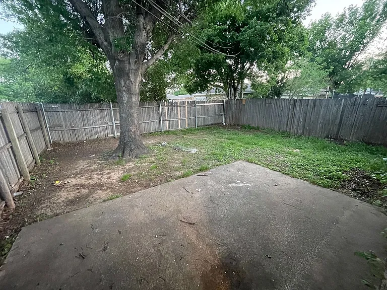 930-932 Lindy Ct — Photo 14