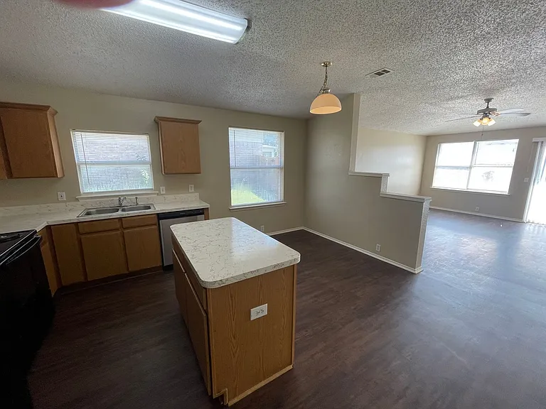 1611 Columbia Dr — Photo 11