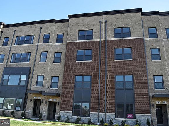 3rd image of 44760 Tiverton Sq