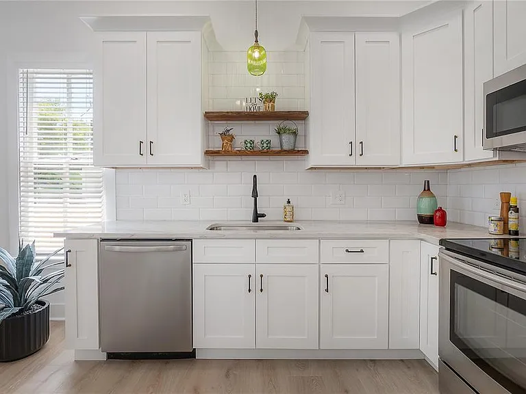408 E Amelia Ave — Photo 11
